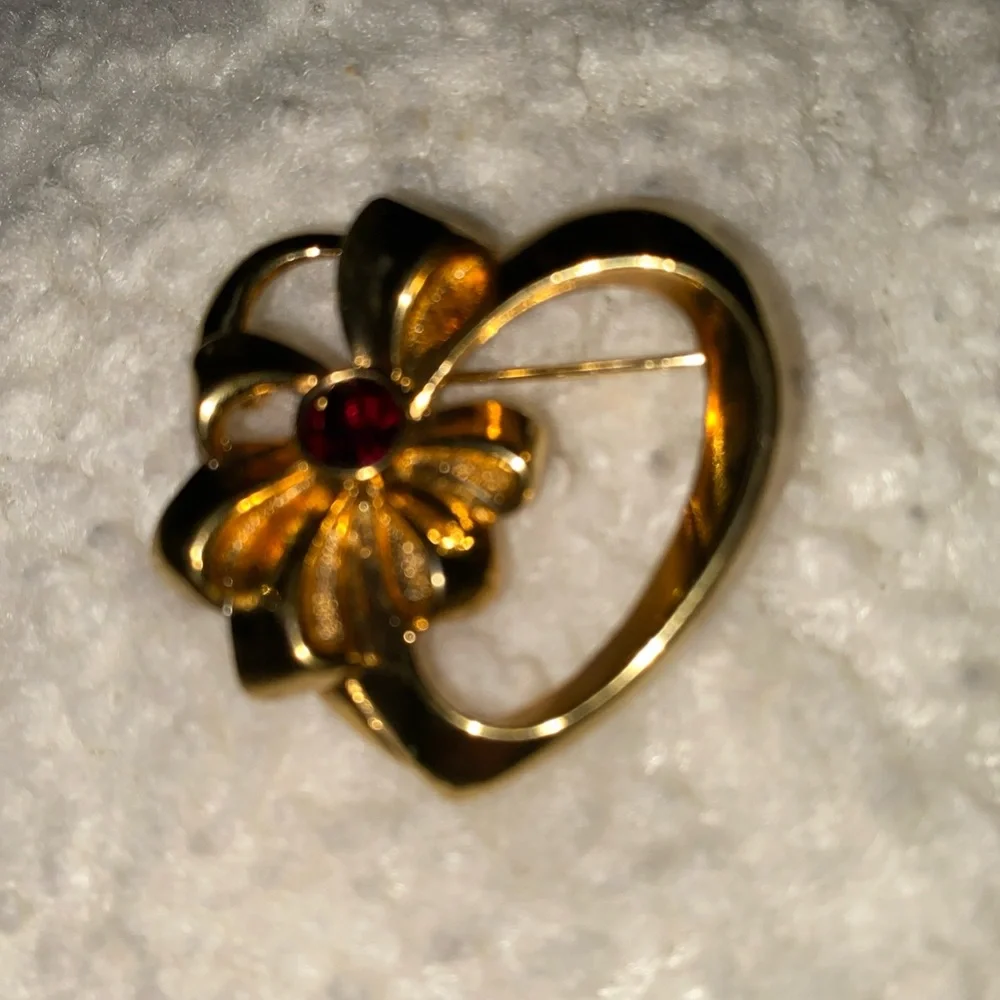 Elegant Gold Heart Brooch with Red Gem‎